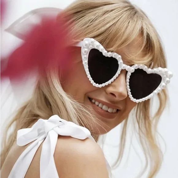 💕White Heart Shaped Pearl Sunglasses - Picture 1 of 5